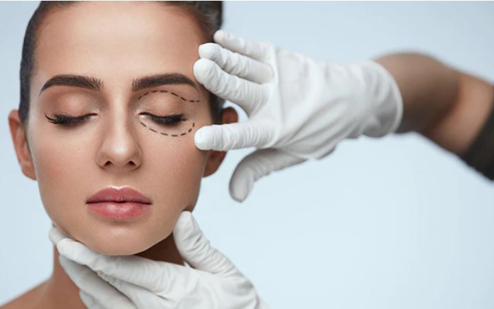 چه چیزی باعث تیرگی پلک می شود؟